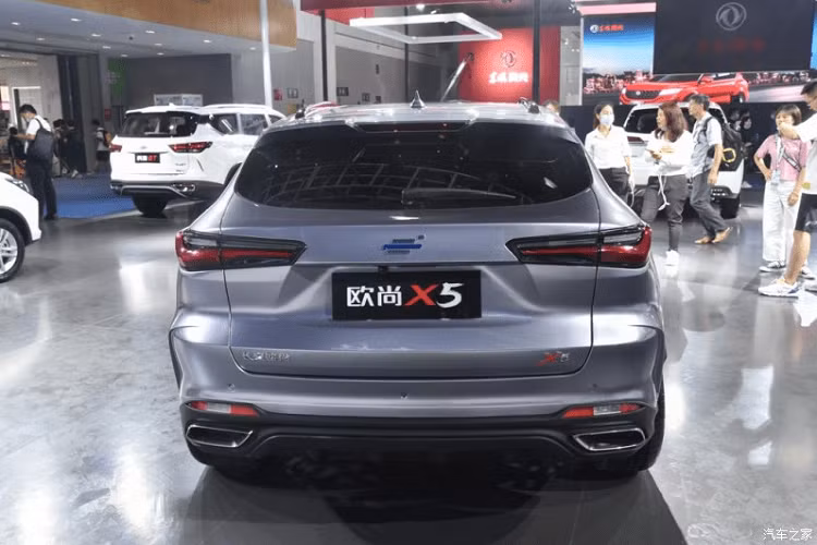 Oshan X5 mới có trang bị một động cơ tăng áp dung tích 1.5 lít sản sinh tối đa 180 mã lực và 300 Nm mô-men xoắn cực đại. So sánh với động cơ 1.5 lít thường dùng bởi các thương hiệu Trung Quốc khác, động cơ của X5 có thông số tốt hơn. Hơn nữa, động cơ xe sẽ hoạt động cùng với một hộp số ly hợp kép 7 cấp.