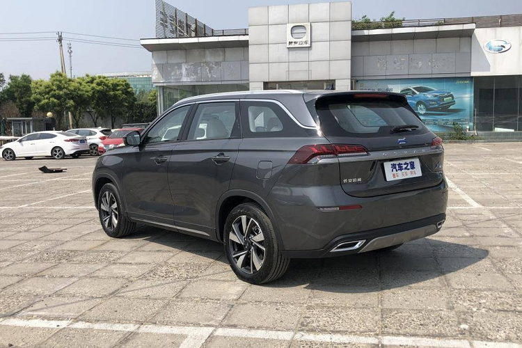 Ngoại trừ điều đó ra, Oshan X7 EV trông khá thuận mắt với những đường nét gọn gàng, trơn tru từ đầu tới đuôi. Kích thước xe là dài 4.705 mm, rộng 1.860 mm, cao 1.720 mm và trục cơ sở 2.780 mm.