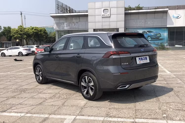 Ngoại trừ điều đó ra, Oshan X7 EV trông khá thuận mắt với những đường nét gọn gàng, trơn tru từ đầu tới đuôi. Kích thước xe là dài 4.705 mm, rộng 1.860 mm, cao 1.720 mm và trục cơ sở 2.780 mm.