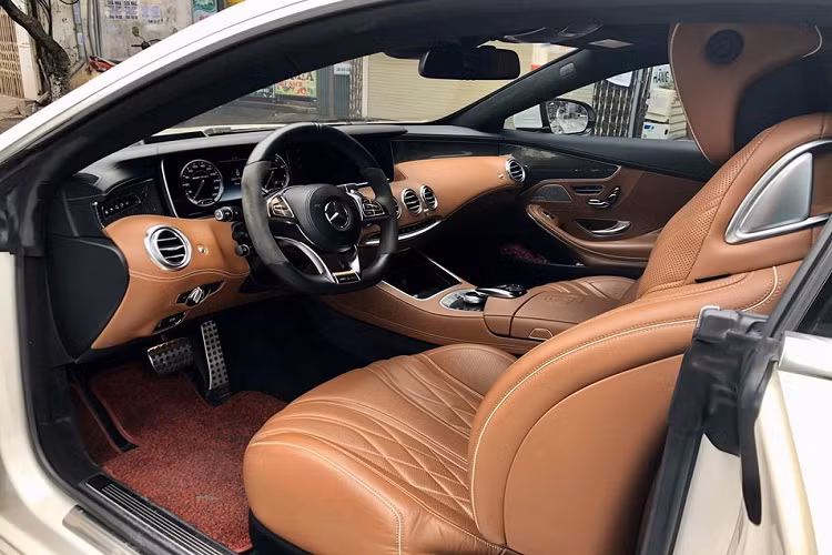 Mức giá xe Mercedes-AMG S63 Coupe 4Matic có một không hai tại Việt Nam đưa ra cho ai có ý định tậu hàng độc này về garage là hơn 6 tỷ đồng.