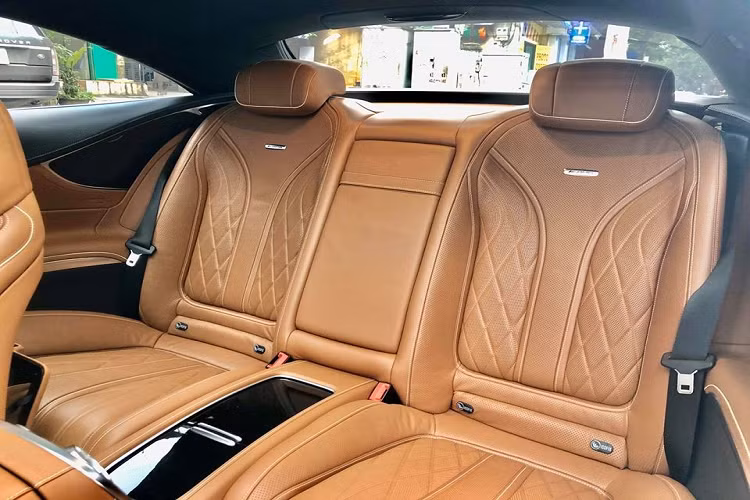 Đáng chú ý là sau 1 ngày đăng tin rao bán, chủ nhân chiếc Mercedes-AMG S63 Coupe 4Matic khá tức giận trước cách các "tay cò" đạp giá xe của mình xuống tận dưới đáy. Theo đó, một số người đã trả chủ nhân chiếc xe Mercedes-AMG S63 Coupe 4Matic này khoảng 4 tỷ đồng.