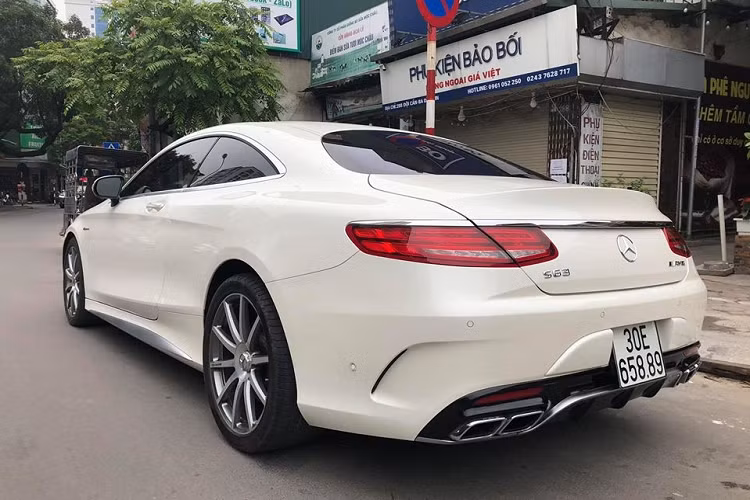 Kết hợp cùng hộp số tự động bảy cấp AMG SPEEDSHIFT MCT 7 cùng hệ dẫn động 4 bánh, Mercedes-AMG S63 Coupe 4Matic có khả năng tăng tốc từ vị trí xuất phát lên100 km/h chỉ trong thời gian 3,9 giây trước khi đạt vận tốc tối đa 250 km/h. Ngoài ra, Mercedes-AMG S63 Coupe 4Matic còn được trang bị hệ thống treo khí nén Airmatic, kết hợp hệ thống giảm xóc thích ứng ADS Plus và hệ thống kiểm soát thân xe tự động