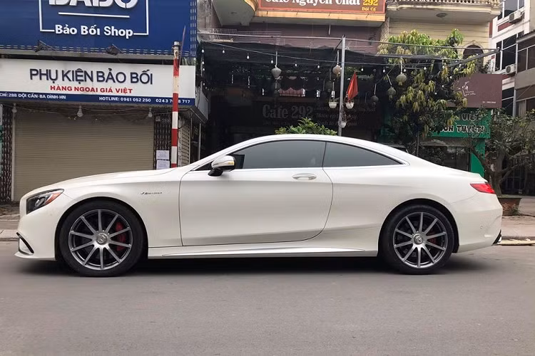 So với phiên bản sedan, Mercedes-AMG S63 Coupe 4Matic đã bị loại bỏ hai cánh cửa phía sau nhưng bù lại là bộ body kit mới khỏe khoắn hơn trước và nội thất dành cho khoang lái cũng giữ lại được vẻ sang trọng.