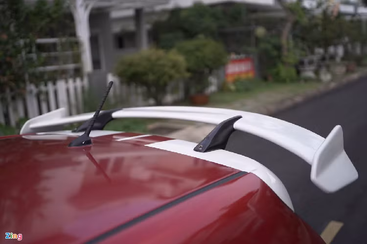 Chiếc Kia Morning đời 2019 được độ ngoại thất hai tone màu, với màu trắng chủ đạo. Nóc, gương chiếu hậu màu đỏ, kết hợp cùng hai sọc trang trí ở phần đầu và đuôi giúp xe trở nên cá tính và đậm chất thể thao hơn.