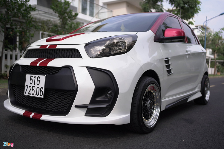 Ở phần đầu, xe có cản trước mới với khe gió và hốc đèn sương mù kích cỡ lớn và tạo hình góc cạnh hơn. Nắp ca-pô được trang trí thêm chi tiết giả hốc gió. Bên cạnh đó, hệ thống đèn cũng được nâng cấp lên đèn LED toàn bộ.