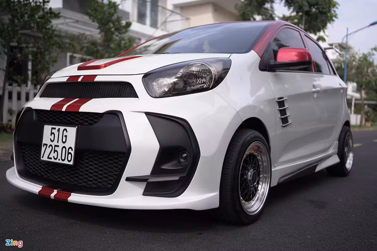 Ở phần đầu, xe có cản trước mới với khe gió và hốc đèn sương mù kích cỡ lớn và tạo hình góc cạnh hơn. Nắp ca-pô được trang trí thêm chi tiết giả hốc gió. Bên cạnh đó, hệ thống đèn cũng được nâng cấp lên đèn LED toàn bộ.