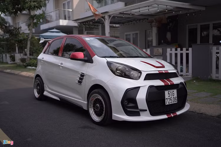  Kia Morning giá rẻ là một trong những mẫu xe được nhiều người lựa chọn để độ nhờ giá bán và nguồn phụ kiện, đồ chơi nâng cấp dồi dào. Với gói độ giá 55 triệu đồng, chiếc Morning MT 2019 trong bài viết có ngoại hình thể thao và bắt mắt hơn. 
