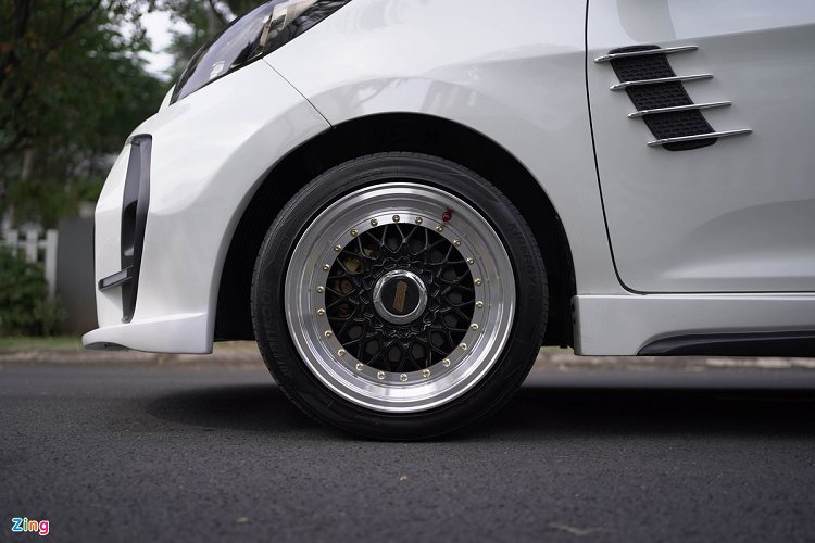 Ở phần đuôi, chiếc Kia Morning MT 2019 sở hữu cản sau hầm hố, cơ bắp cùng bộ khuếch tán - chi tiết gắn liền với nhiều mẫu xe thể thao.