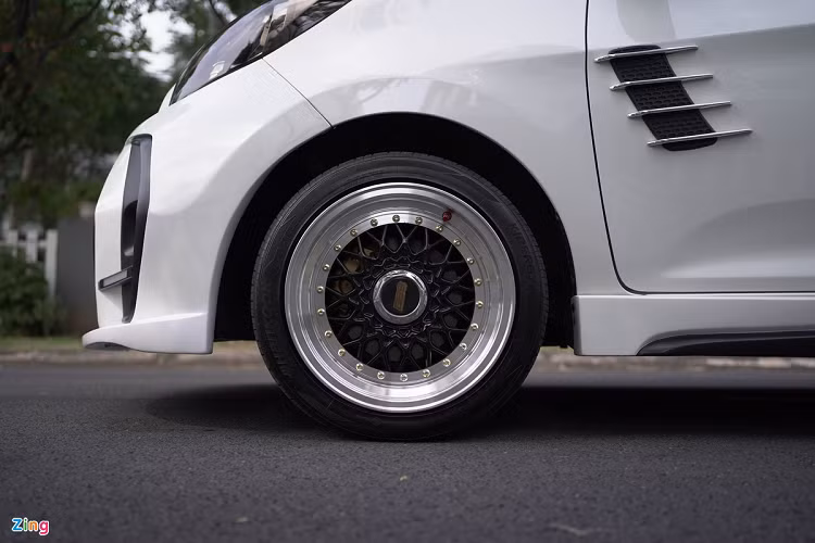 Ở phần đuôi, chiếc Kia Morning MT 2019 sở hữu cản sau hầm hố, cơ bắp cùng bộ khuếch tán - chi tiết gắn liền với nhiều mẫu xe thể thao.