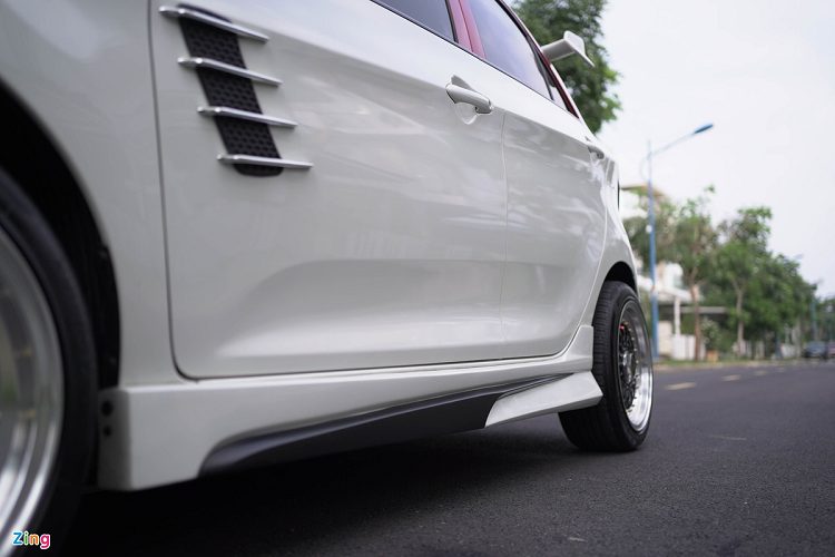 Nhìn từ góc ngang, chiếc Kia Morning bản độ này có thêm điểm nhấn nhờ bộ mâm BBS 15 inch đa chấu với thiết kế và cách phối màu lạ mắt, đi kèm líp hai bên thân và mang cá giả. 