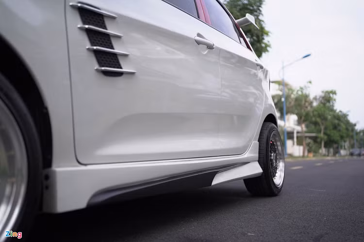 Nhìn từ góc ngang, chiếc Kia Morning bản độ này có thêm điểm nhấn nhờ bộ mâm BBS 15 inch đa chấu với thiết kế và cách phối màu lạ mắt, đi kèm líp hai bên thân và mang cá giả. 