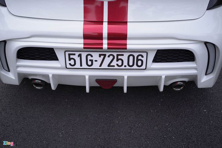 Bên cạnh đó, xe còn được trang bị ống xả kép on/off 2 chế độ của Akrapovic, đi kèm cánh gió sau. 