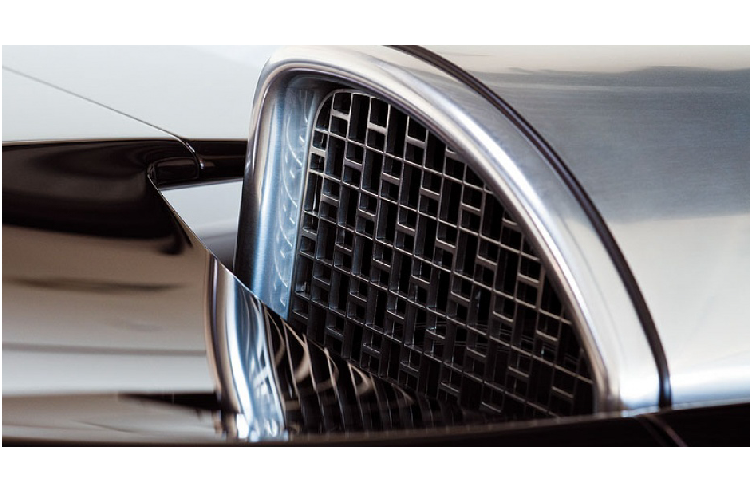 Các nhà thiết kế đã sử dụng thiết kế thân vỏ Bugatti với hai tông màu truyền thống để tạo ra sự hài hòa, thống nhất trực quan giữa thiết kế màu sắc ngoại thất và bên trong khu vực nội thất của chiếc xe. màu sắc của nắp ca-pô được sử dụng cả vào phía trong khu vực nội thất cùng cánh gió sau.