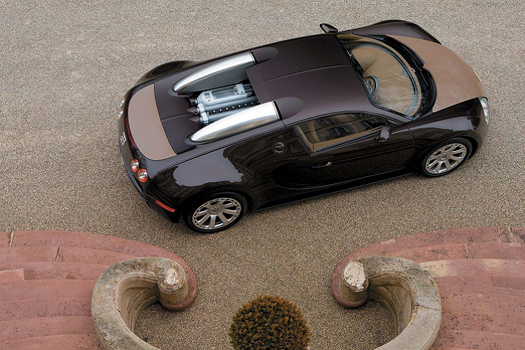 Tên của phiên bản này có đề cập đến cửa hàng gốc của thương hiệu Hermès trên đường phố Rue du Faubourg Saint-Honoré thuộc quận 8 ở thủ đô Paris. Kí hiệu “Fbg” là viết tắt của cụm từ Faubourg”. Bugatti Veyron Fbg par Hermès chính là một tác phẩm nghệ thuật thể hiện sự pha trộn hoàn hảo giữa sự tinh tế về kỹ thuật và thẩm mỹ của Émile Hermès và Ettore Bugatti.