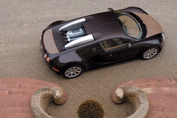 Tên của phiên bản này có đề cập đến cửa hàng gốc của thương hiệu Hermès trên đường phố Rue du Faubourg Saint-Honoré thuộc quận 8 ở thủ đô Paris. Kí hiệu “Fbg” là viết tắt của cụm từ Faubourg”. Bugatti Veyron Fbg par Hermès chính là một tác phẩm nghệ thuật thể hiện sự pha trộn hoàn hảo giữa sự tinh tế về kỹ thuật và thẩm mỹ của Émile Hermès và Ettore Bugatti.