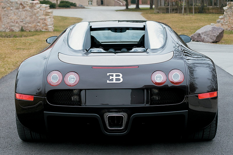 Kết hợp với các nghệ nhân đến từ Hermès, nhà thiết kế Gabriele Pezzini đã tinh chỉnh Veyron với kiểu dáng, phong cách và bản sắc của Hermès. Chính vì thế mà chiếc Veyron Hermès sở hữu một số những chi tiết khác biệt hơn so với những chiếc Veyron bản thương mại khác. Một trong những điểm khác biệt dễ thấy nhất chính là phần mâm xe và phần cản trước.