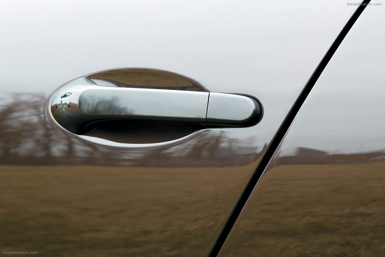 Chỉ có 4 chiếc Bugatti Veryon Hermès hàng hiếm được sản xuất với 2 màu sắc chủ yếu Indigo Blue phối cùng Vermillion Red và phối màu Ebony Metallic cùng Etoupe. Đây là một trong những phiên bản mang giá trị nghệ thuật cao cấp từ nhiều năm về trước của thương hiệu Bugatti.