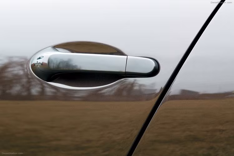 Chỉ có 4 chiếc Bugatti Veryon Hermès hàng hiếm được sản xuất với 2 màu sắc chủ yếu Indigo Blue phối cùng Vermillion Red và phối màu Ebony Metallic cùng Etoupe. Đây là một trong những phiên bản mang giá trị nghệ thuật cao cấp từ nhiều năm về trước của thương hiệu Bugatti.