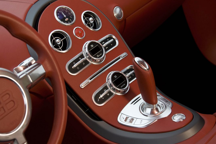 Các tấm lưới nhôm trên bộ tản nhiệt và các phần hốc gió khác được tạo họa tiết bằng chữ cái H, biểu tượng thương hiệu Hermès. Gần như tất cả các bề mặt bên trong và nhiều chi tiết của Bugatti Veyron Fbg par Hermès như tay nắm cửa và ghế ngồi đều được thiết kế từ đầu trong các xưởng Hermès ở Paris và toát lên sự sang trọng đặc trưng của thương hiệu Hermès.