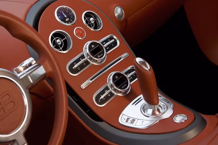 Các tấm lưới nhôm trên bộ tản nhiệt và các phần hốc gió khác được tạo họa tiết bằng chữ cái H, biểu tượng thương hiệu Hermès. Gần như tất cả các bề mặt bên trong và nhiều chi tiết của Bugatti Veyron Fbg par Hermès như tay nắm cửa và ghế ngồi đều được thiết kế từ đầu trong các xưởng Hermès ở Paris và toát lên sự sang trọng đặc trưng của thương hiệu Hermès.