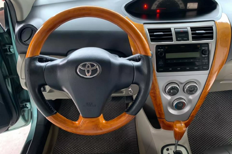 Toyota Yaris sedan sử dụng động cơ 4cyl thẳng hàng, dung tích 1.3L (1.299cc), hút khí tự nhiên, sử dụng hệ thống điện tử điều khiển van nạp biến thiên VVT-i, mã 2NZ-FE, cho công suất tối đa 84,5 mã lực tại 6.000 vòng/phút và mô-men xoắn tối đa 121Nm tại 4.400 vòng/phút.