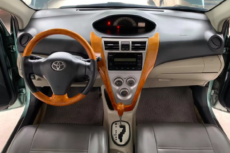 Nội thất của Yaris sedan tương tự Vios cùng đời, mặc dù thiếu nhiều trang bị tiện nghi giải trí nhưng khá rộng rãi, sử dụng các vật liệu nhựa bền bỉ theo thời gian. Xe được trang bị ghế bọc da với đệm ghế chắc chắn, điều hòa chỉnh cơ làm lạnh nhanh, vô lăng trơn, cần số kiểu zic-zac, cụm đồng hồ đặt giữa bảng táp-lô. Nội thất đơn giản ít tính năng của Yaris sedan giúp người dùng dễ dàng làm quen một cách nhanh chóng.