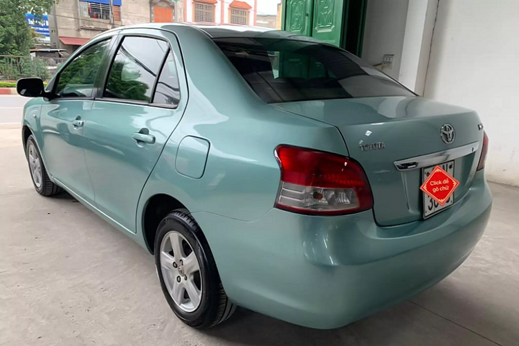 Ngoài ra, trang bị nội thất của chiếc xe Toyota Yaris sedan 2007 khiêm tốn hơn Vios, nhưng lại có giá bán cao hơn Vios lắp ráp. Chính vì thế, Yaris sedan có số lượng xe không nhiều tại Việt Nam, Yaris sedan còn ít hơn cả phiên bản hatchback 5 cửa nhập cùng đời.