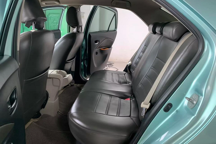 Sức mạnh được truyền xuống cầu trước (FWD) thông qua hộp số tự động 4 cấp (4AT). Động cơ này có mức tiêu thụ nhiên liệu khoảng 6 – 7L/100km.