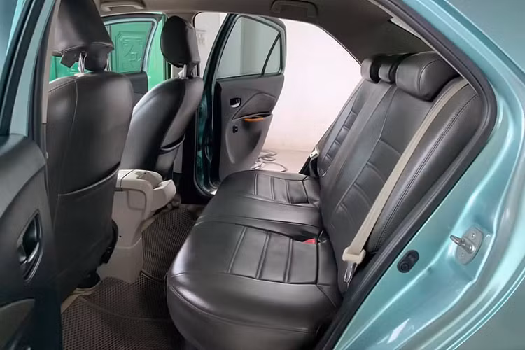 Sức mạnh được truyền xuống cầu trước (FWD) thông qua hộp số tự động 4 cấp (4AT). Động cơ này có mức tiêu thụ nhiên liệu khoảng 6 – 7L/100km.