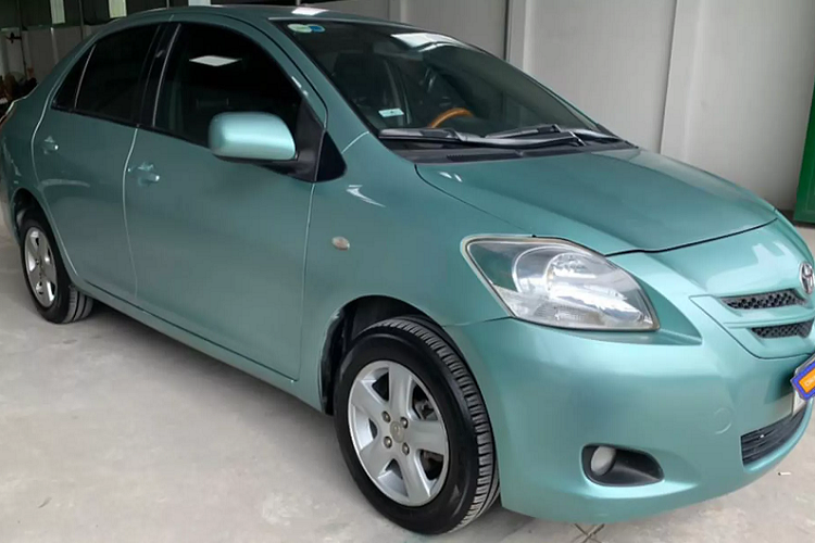 Ngoại thất của Toyota Yaris sedan sử dụng nhiều đường nét bo tròn, thiết kế đơn giản giúp xe bền dáng theo thời gian. Trang bị “dàn chân” lắp bộ mâm 5 chấu thiết kế khoẻ khoắn. Hiện tại đã hơn 10 năm kể khi khi xe được sản xuất, nhưng ngoại thất của Yaris sedan hay Vios cùng đời trông vẫn đẹp và không có cảm giác bị “lỗi mốt”.