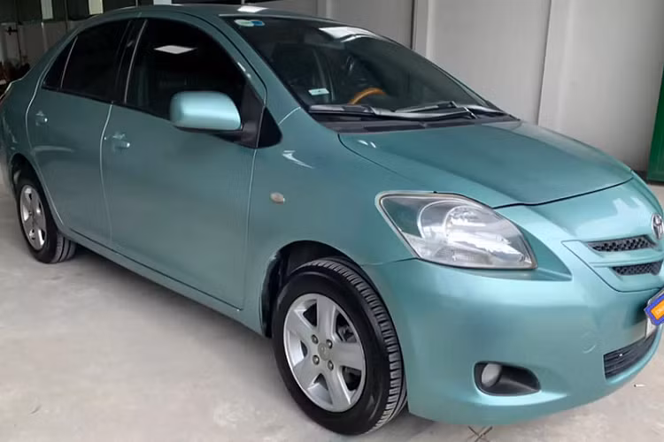 Ngoại thất của Toyota Yaris sedan sử dụng nhiều đường nét bo tròn, thiết kế đơn giản giúp xe bền dáng theo thời gian. Trang bị “dàn chân” lắp bộ mâm 5 chấu thiết kế khoẻ khoắn. Hiện tại đã hơn 10 năm kể khi khi xe được sản xuất, nhưng ngoại thất của Yaris sedan hay Vios cùng đời trông vẫn đẹp và không có cảm giác bị “lỗi mốt”.