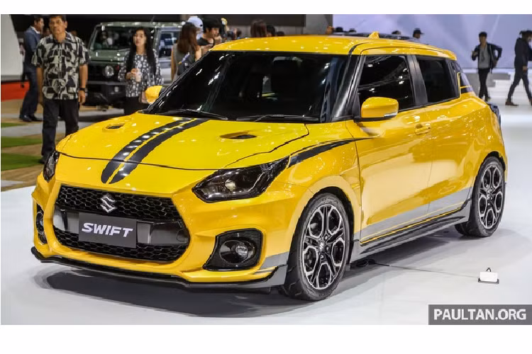 Suzuki Swift Sport không phải là mẫu xe xa lạ với thị trường Đông Nam Á. Phiên bản thể thao của Swift đã ra mắt Thái Lan tại triển lãm Bangkok Motor Show 2019. So với phiên bản tiêu chuẩn, Suzuki Swift Sport mang nét thể thao và hầm hố hơn. Thiết kế của xe được lấy cảm hứng từ phong cách xe kei car - xe cỡ nhỏ có kiểu dáng hình hộp - pha trộn với nét hầm hố.