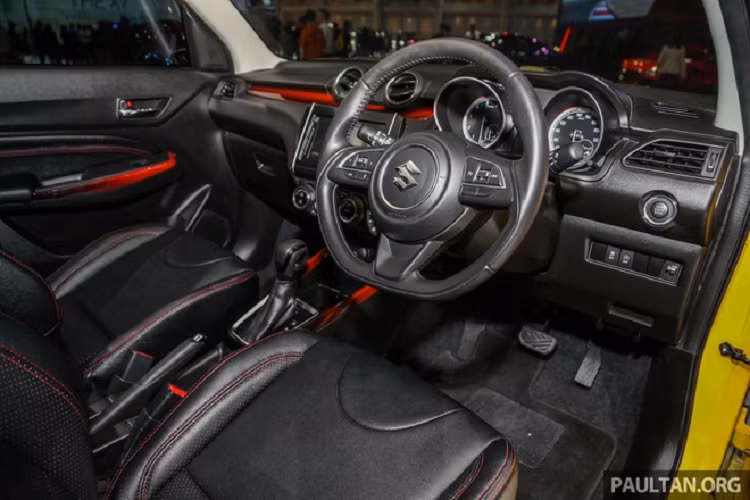 Suzuki Swift sở hữu các số đo kích thước dài x rộng x cao lần lượt là 3.840 x 1.735 x 1.495 (mm), chiều dài cơ sở đạt 2.450 mm. Một số tính năng an toàn trên Swift bao gồm hệ thống chống bó cứng phanh, hệ thống phân phối lực phanh điện tử, hỗ trợ phanh khẩn cấp.