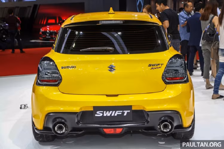 Tổng thể, Suzuki Swift Sport gây ấn tượng với phối màu vàng đen lấy cảm hứng từ robot Bumblebee trong loạt phim Transformers. Trên nắp ca-pô, xe nổi bật với sọc kép màu đen và 2 hốc gió tương tự các mẫu xe thể thao hiệu suất cao. Vòm bánh xe trước còn được mở rộng đôi chút và có thêm lỗ thoát khí.