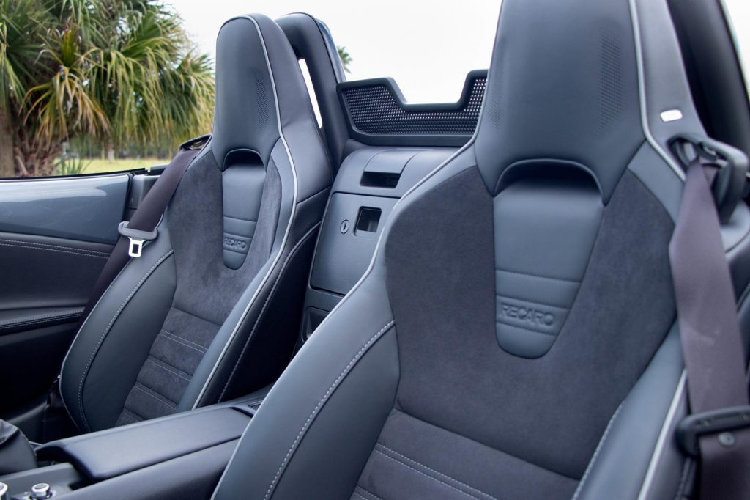 Tuy nhiên, màu sơn này chỉ có được khi khách hàng chọn cấu hình cao nhất – Grand Touring. Bên trong, da Nappa bọc nội thất màu trắng được bán dưới dạng tùy chọn, giá là 300 USD. Ở bản cao nhất, mui xe vải màu xám có thể được trang bị với giá 200 USD.