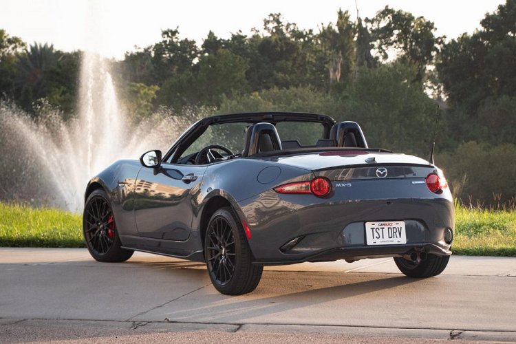 Ở đời xe này, chiếc xe thể thao Mazda MX-5 Miata cỡ nhỏ sẽ được trang bị tiêu chuẩn công nghệ kết nối Apple CarPlay và Android Auto có dây trên tất cả các bản cấu hình và kết nối không dây ở bản cấu hình Grand Touring.