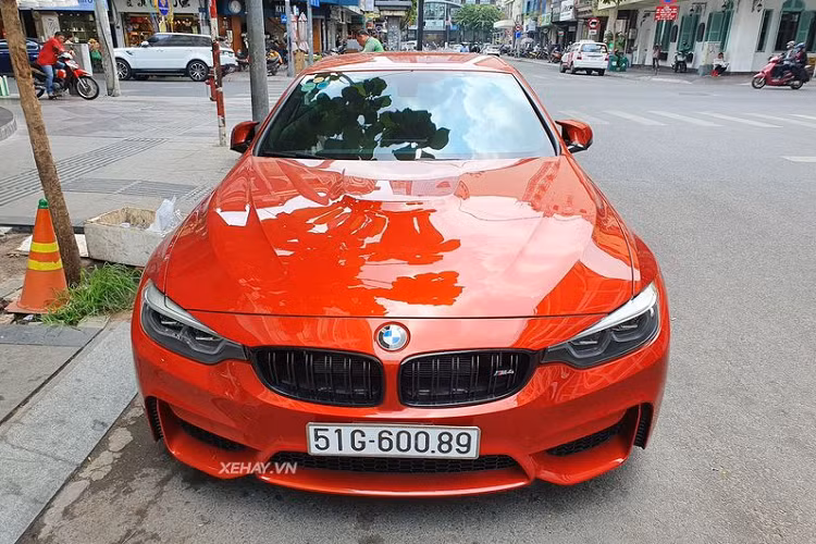 Bên cạnh sức mạnh khủng và những đường nét thiết kế mang đậm phong cách Baravia, mẫu xe thể thao BMW M4 Convertible còn sở hữu "bộ cánh" màu đỏ vô cùng nổi bật.