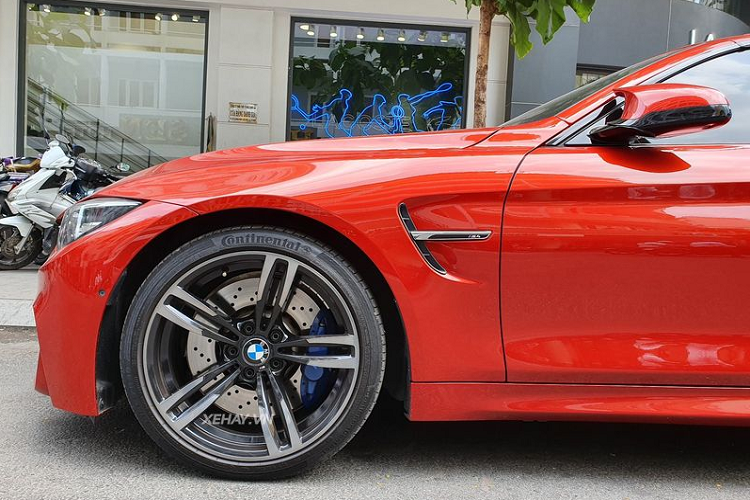 Ngay ở phần đầu xe, khác với các phiên bản 4-Series thông thường, M4 đã toát lên dáng vẻ và một diện mạo thể thao tột độ với bộ body-kit đầy cá tính, các khe hút gió hình tổ ong sơn đen cùng bộ cản trước góc cạnh và mang đầy tính khí động học.