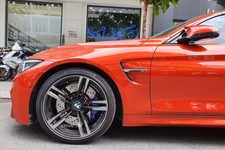 Ngay ở phần đầu xe, khác với các phiên bản 4-Series thông thường, M4 đã toát lên dáng vẻ và một diện mạo thể thao tột độ với bộ body-kit đầy cá tính, các khe hút gió hình tổ ong sơn đen cùng bộ cản trước góc cạnh và mang đầy tính khí động học.