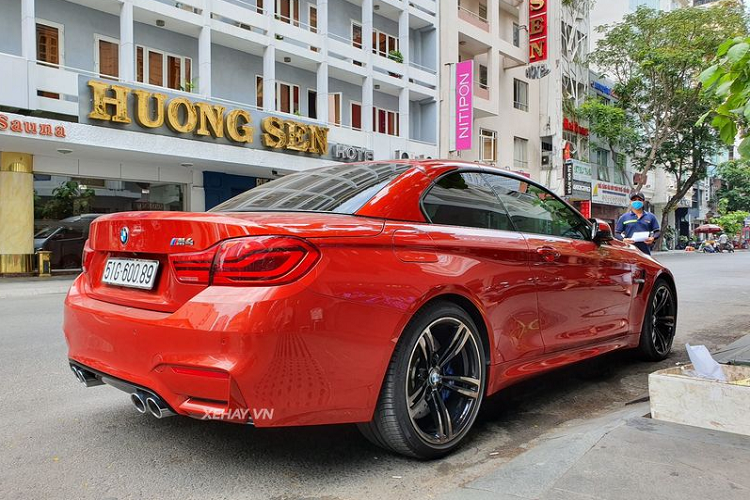 Về thiết kế tổng thể, M4 mui trần mang đậm âm hưởng thiết kế của hãng xe sang xứ Baravia với những đường nét cứng chắc, khoẻ khoắn cùng hai "hốc mũi" đặc trưng làm nên tên tuổi của BMW.