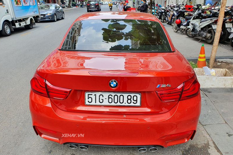 Với thiết kế độc đáo này, chủ sở hữu có thể biến đổi từ chiếc xe mui cứng thành mui trần chỉ trong vài giây. Khi đóng mui, hệ số cản gió đạt 0,34 Cd. Vì là một mẫu xe thể thao hiệu suất cao nên BMW M4 Convertible được trang bị bộ mâm 5 chấu kép kích thước 18 inch, đi kèm với đó là cùm phanh sơn xanh đầy cá tính.