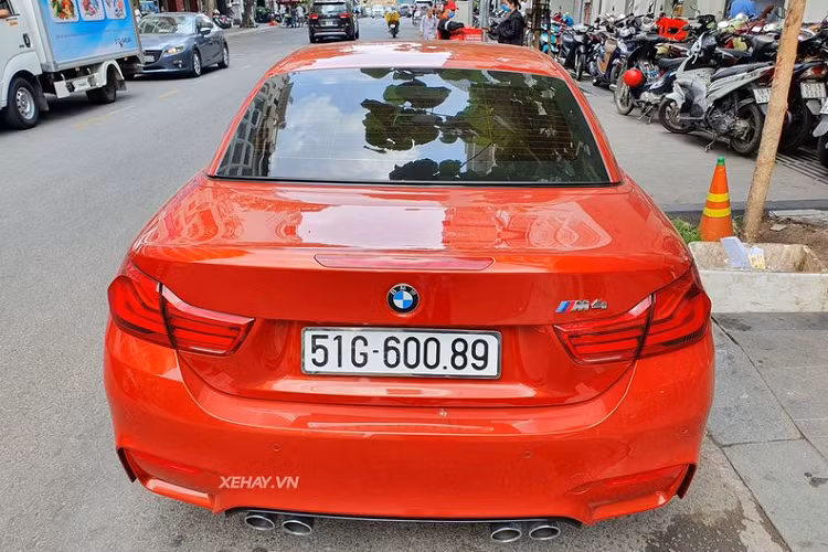 Với thiết kế độc đáo này, chủ sở hữu có thể biến đổi từ chiếc xe mui cứng thành mui trần chỉ trong vài giây. Khi đóng mui, hệ số cản gió đạt 0,34 Cd. Vì là một mẫu xe thể thao hiệu suất cao nên BMW M4 Convertible được trang bị bộ mâm 5 chấu kép kích thước 18 inch, đi kèm với đó là cùm phanh sơn xanh đầy cá tính.