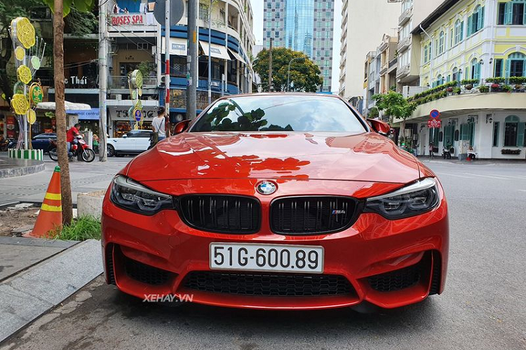 BMW M4 Convertible sở hữu kích thước tổng thể tương ứng DxRxC 4.671 x 1.870 x 1.386 mm, cùng với đó là thiết kế kiểu coupe với 2 cửa và cấu hình ghế ngồi dạng 2+2. Đặc biệt, điểm khác biệt lớn nhất của M4 Convertible so với M4 coupe là chiếc mui cứng có thể đóng, mở trong 20 giây thông qua một nút bấm.