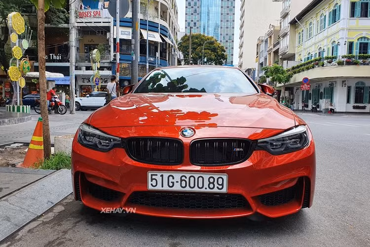 BMW M4 Convertible sở hữu kích thước tổng thể tương ứng DxRxC 4.671 x 1.870 x 1.386 mm, cùng với đó là thiết kế kiểu coupe với 2 cửa và cấu hình ghế ngồi dạng 2+2. Đặc biệt, điểm khác biệt lớn nhất của M4 Convertible so với M4 coupe là chiếc mui cứng có thể đóng, mở trong 20 giây thông qua một nút bấm.