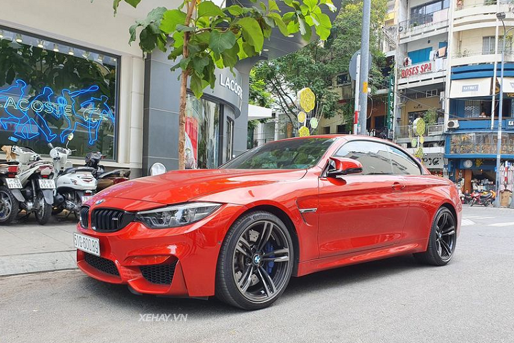 Chiếc xe BMW M4 Convertible trong bài viết thuộc phiên bản năm 2015 và được ra mắt lần đầu tiên tại triển lãm New York Auto Show 2014. Ngay từ khi trình làng, BMW M4 Convertible đã nhanh chóng đón nhận sự quan tâm của các tín đồ thể thao trên toàn thế giới bởi sức mạnh khủng khiếp mà mẫu xe này sở hữu.