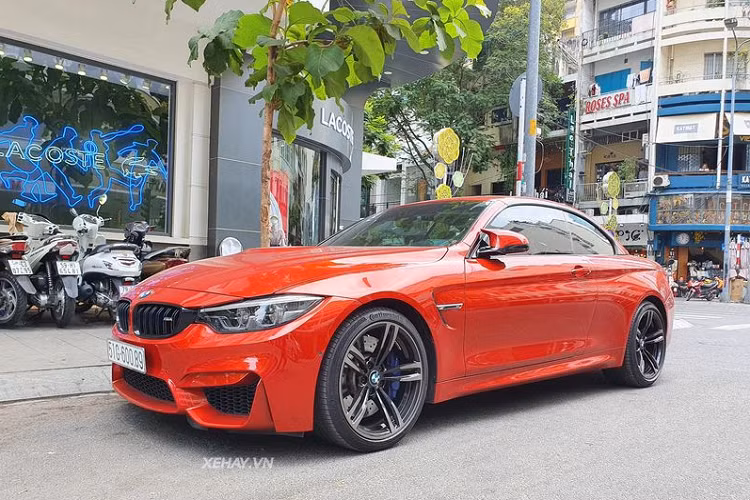 Chiếc xe BMW M4 Convertible trong bài viết thuộc phiên bản năm 2015 và được ra mắt lần đầu tiên tại triển lãm New York Auto Show 2014. Ngay từ khi trình làng, BMW M4 Convertible đã nhanh chóng đón nhận sự quan tâm của các tín đồ thể thao trên toàn thế giới bởi sức mạnh khủng khiếp mà mẫu xe này sở hữu.