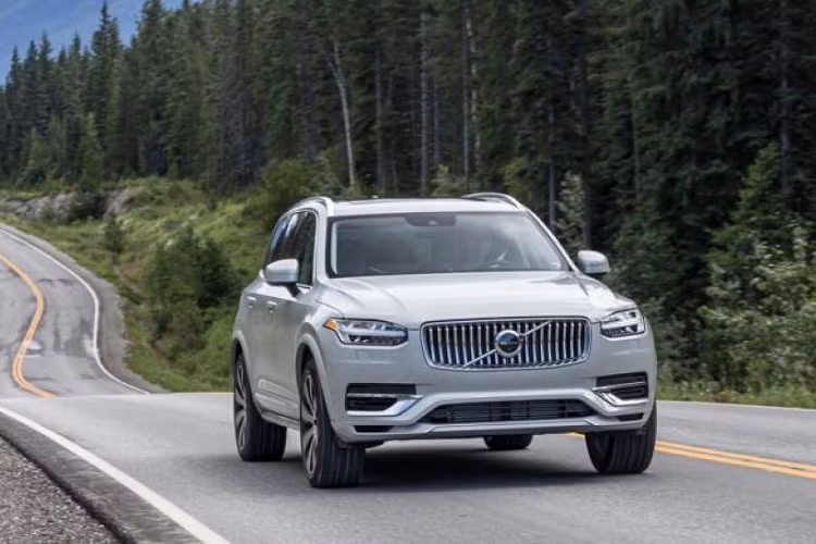 9. Volvo XC90 2020 (giá khởi điểm: 48.350 USD, điểm tổng thể: 7,6/10)