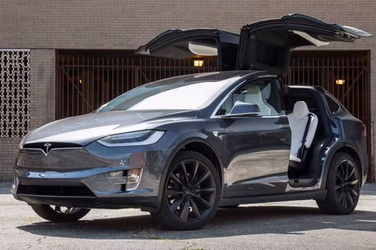 3. SUV chạy điện Tesla Model X 2020 (giá khởi điểm: 84.990 USD, điểm tổng thể: 8,3/10)