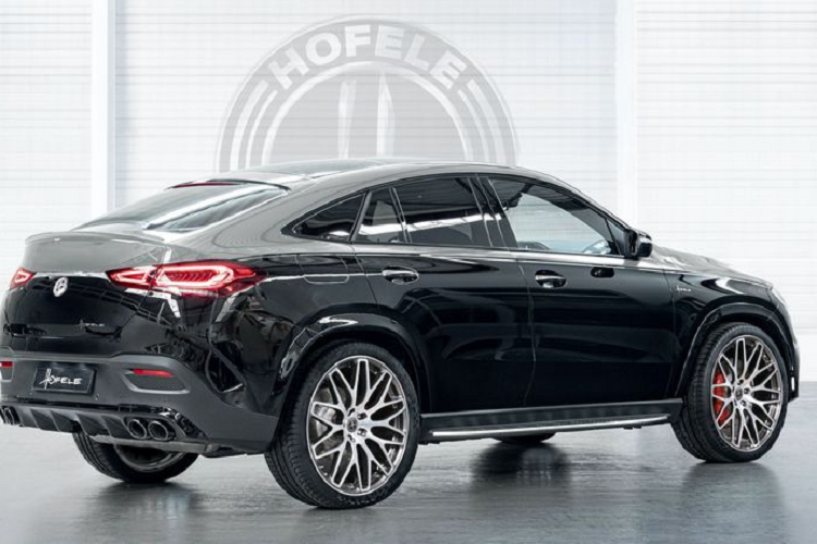 Chủ sở hữu của xe sang Mercedes-Benz GLE Coupe có thể đặt hàng Hofele một cabin mang phong cách AMG như da bọc kết hợp với Alcantara và tông đỏ đen cá tính.