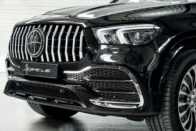 Đầu tiên, chiếc Mercedes-Benz GLE của Hofele được "thay áo" với chương trình sơn thân tông kép, nửa thân trên màu xám ánh kim và phần thân dưới màu đen - hoặc ngược lại. Diện mạo này chính là điểm đặc trưng của Maybach.